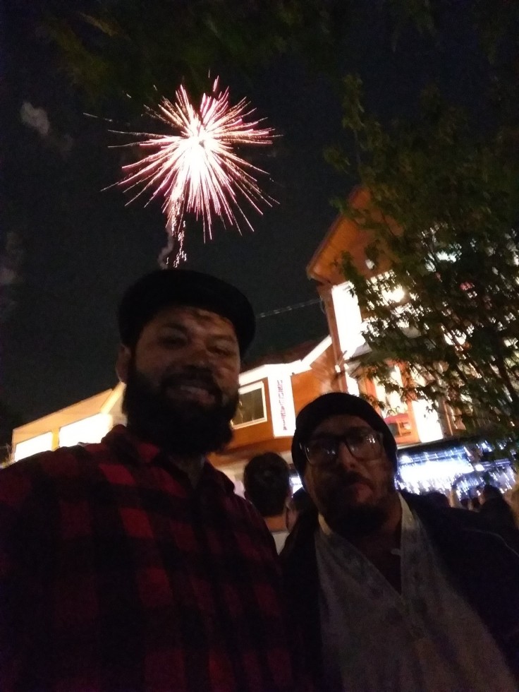 Eu e o Eloi com fogos de artifício explodindo sobre nossas cabeças